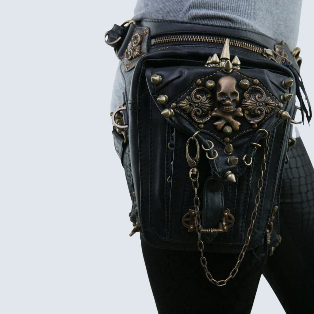 Gothic Gürteltasche mit Totenkopf-Verzierungen