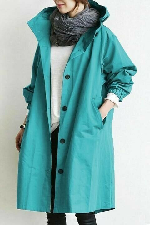 Die Windjacke mit Knöpfen und Kapuze