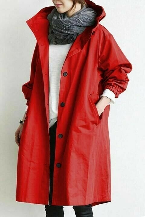 Die Windjacke mit Knöpfen und Kapuze