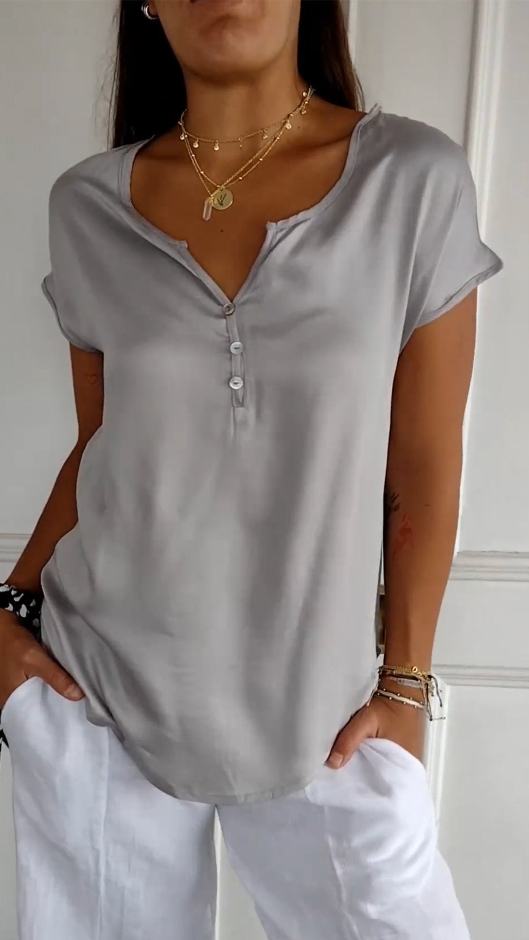 Bequemes T-Shirt mit V-Ausschnitt