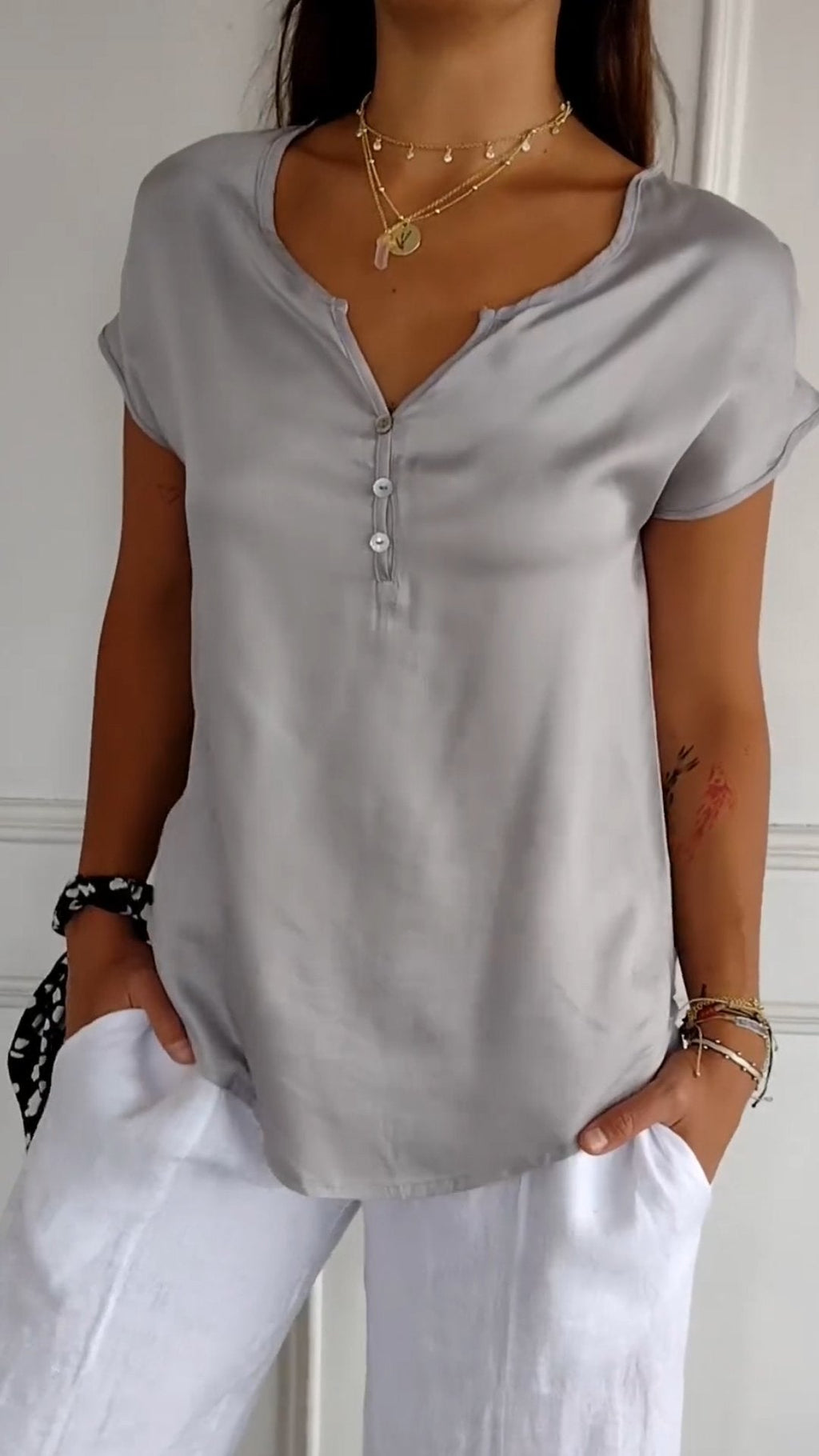 Bequemes T-Shirt mit V-Ausschnitt